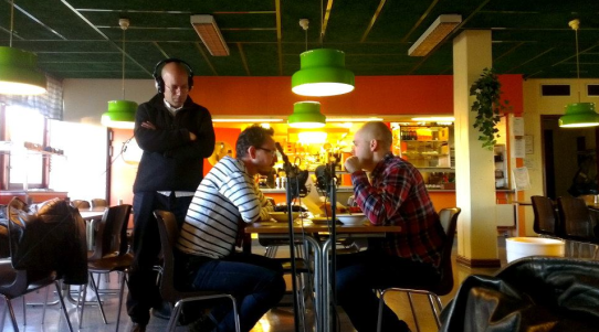 Augustin Erba regisserar pjäsen om Gheorghe Briceag i Stuveribaren med skådespelare från Länsteatern i Uddevalla.