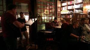 Inspelningen av pjäsen om Rosemary Nelson, en irländsk dryckesvisa. Bishop's Arms var inspelningsplatsen. Lars Magnus Larsson musicerar!