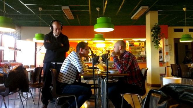 Inspelning på Stuveribaren i Uddevalla. Augustin Erba regisserar Peter Lorentzon och Michael Engberg från Regionteater Väst.