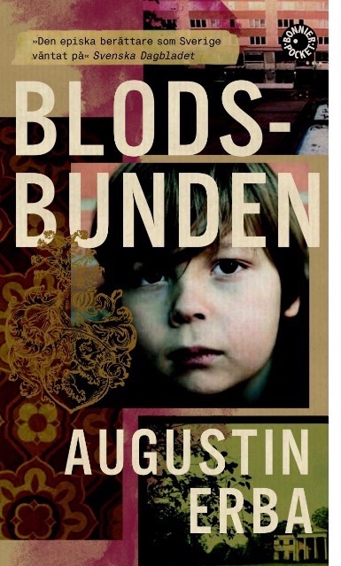 Omslaget till pocketupplaga av Blodsbunden. Den föreställer en liten pojke med brunt hår. Det finns en bild av Fisksätra. Det finns en bild av slottsruinen i Alscút.
