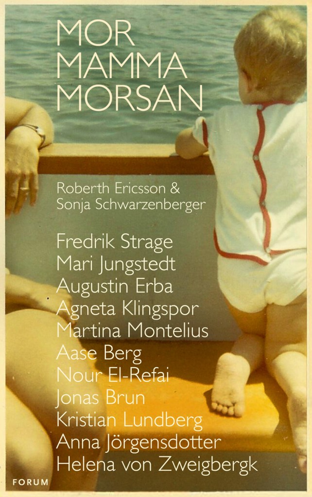Bilden föreställer omslaget till "Mor mamma morsan", det är en bild med vatten i bakgrunden och två personer som syns, ett barn och en kvinna. Det har känslan av ett gammalt foto. På omslaget står alla antologiförfattarna listade, med namn som Fredrik Strage och andra, inklusive Augustin Erba